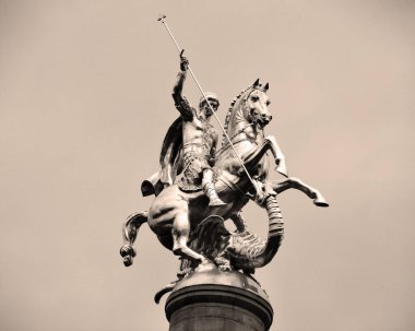 TBILISI GEORGIA 09 08 2019: Özgürlük Anıtı Aziz George Gürcü ulusunun özgürlüğü ve bağımsızlığına adanmış ejderhayı öldürüyor.