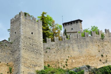 Guaita kalesinin duvarları, San Marino 'daki en eski ve en ünlü kule..