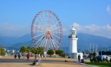 BATUMI, GEORGIA - 17 AĞUSTOS 2013: Batumi gezinti güvertesi. 190.000 kişilik nüfusuyla Batumi önemli bir liman ve ticaret merkezi olarak hizmet vermektedir..