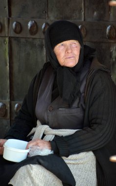 MTSKHETA GEORGIA 09: 15 19: yaşlı Gürcü kadın para istiyor. Emeklilik maaşı ayda sadece 69 dolar ve pek çok yaşlı insan bunun temel gereksinimleri karşılamaya zar zor yettiğini söylüyor..