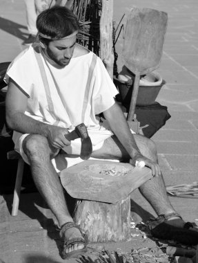 PULA CROATIA 05 22 2019: Roma 'nın en iyi amfiaterlerinden biri olan Pula Arena olarak bilinen antik Roma binalarında turistler için Romalı asker kıyafeti giyen erkekler