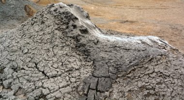 Gobustan 'da Bakü Azerbaycan yakınlarında çamur volkanları. Çamur yanardağı veya çamur kubbesi, çamur, çamur, su ve gazların püskürmesiyle oluşmuş bir toprak türüdür.