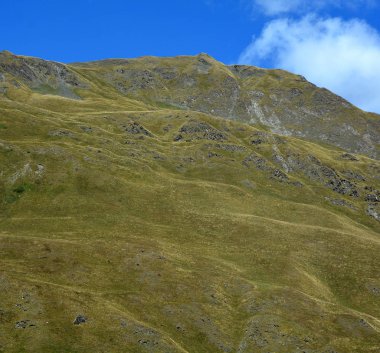 Gürcistan 'daki Büyük Kafkasya Dağları' nın Gudauri manzarası. Jvari Geçidi yakınlarındaki Gürcistan Askeri Karayolu 'nda Stepantsminda Bölgesi' nde yer alıyor.