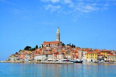 Güzel ve rahat bir ortaçağ kasabası olan Rovinj, Hırvatistan ve Avrupa 'daki liman evleri ve kiliselerle dolu.
