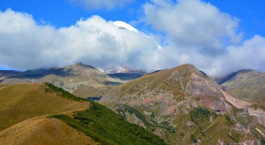 Kazbek Dağı, Gürcistan 'ın Kazbegi Bölgesi ve Rusya' nın Kuzey Osetya Cumhuriyeti sınırındaki Kafkasya 'nın en büyük dağlarından biridir.