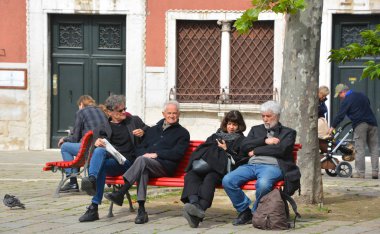 Eski şehirdeki bir grup insan