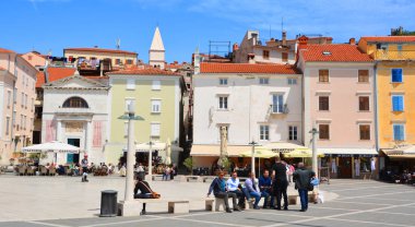 RIMINI, İtalya, 16 Mart 2016: İtalya 'nın Rimini şehrinde insanlar Piazza Martiri' den geçiyor
