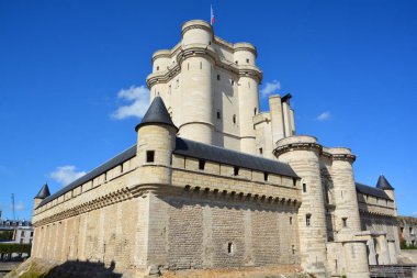 Vincennes Şatosu 'nun (Chateau de Vincennes) dış görünüşü - XIV - Fransa' nın Val-de-Marne bölgesi yakınlarındaki Vincennes kasabasındaki Fransız kraliyet kalesi.