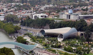 TBILISI GEORGIA 09 08 19: gözlerinizi Tiflis 'e çevirin. İberya Vakhtang I tarafından MS 5. yüzyılda kurulan Tiflis, o zamandan beri çeşitli Gürcistan krallıkları ve cumhuriyetlerinin başkenti olarak hizmet vermektedir.