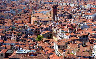 Yukarıdan Venedik çatıları. San Marco Kulesi 'nden evleri, denizleri ve sarayları gösteren hava manzarası.