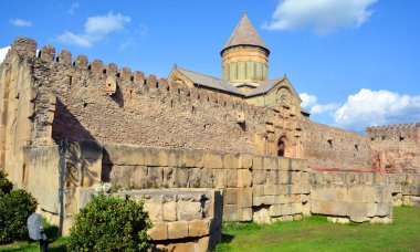 Svetitskhoveli Katedrali, Gürcistan 'ın Mtskheta şehrinde bulunan bir Ortodoks katedralidir. 