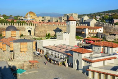 AKHALTSIKHE GEORGIA 09 20 2019: Rabati Şatosu Gürcistan, Akhaltsikhe 'de bir kaledir. Aslen 9. yüzyılda Osmanlılar tarafından yeniden inşa edilen Lomisa Kalesi olarak kurulmuştur..
