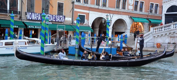 Gondolier Trabalha Dia Quente Verão Veneza — Fotografia de Stock