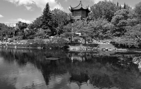 中国传统的带有池塘和房子的花园 — 图库照片
