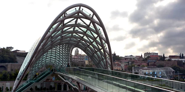 Tbilisi Georgia 和平桥是一座弓形人行天桥 是一座钢结构和玻璃结构 灯火通明 灯火通明 横跨格鲁吉亚首都第比利斯市中心的库拉河 — 图库照片