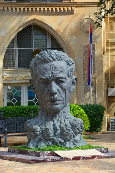 Baku Azerbaijan 2019年 アリアガ ヴァヒッドの彫刻頭 ヴァヒードはアゼルバイジャンの詩人で 中世のガゼル様式を現代詩に再導入したことで知られている — ストック写真