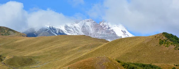 Kazbek Dağı Gürcistan Kazbegi Bölgesi Rusya Nın Kuzey Osetya Cumhuriyeti — Stok fotoğraf