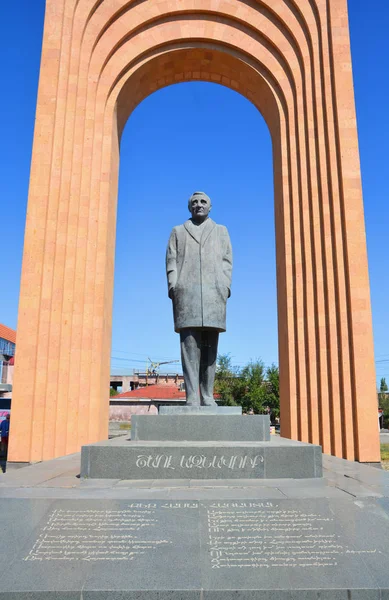 Gyumri Armenia 2019 チャールズ アズナヴール広場の像は アルメニアのギュムリ市の北部にある大きな広場です — ストック写真
