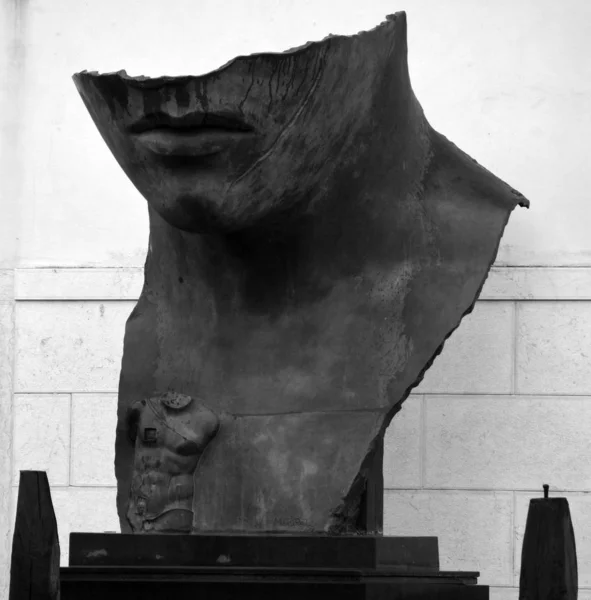 Черно Белая Скульптура Человека — стоковое фото