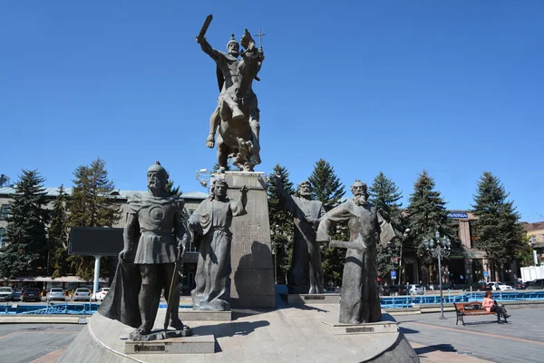 Gyumri Armenia 2019 Артуш Папіян Кінна Статуя Вартана Маміконяна Був — стокове фото