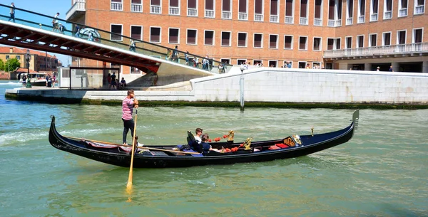 Tipikus Gondola Jelenet Turistákkal Fedélzeten Vitorlázás Grand Canal Venice Olaszország — Stock Fotó