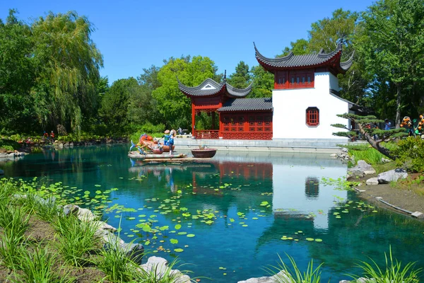 Göletli Oyun Parklı Çin Bahçesi — Stok fotoğraf
