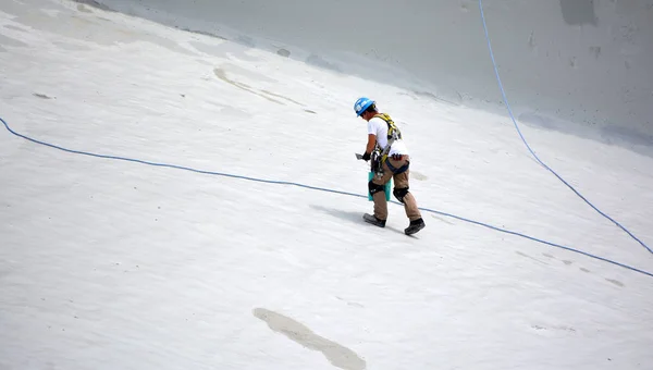 Лыжник Лыжном Склоне — стоковое фото
