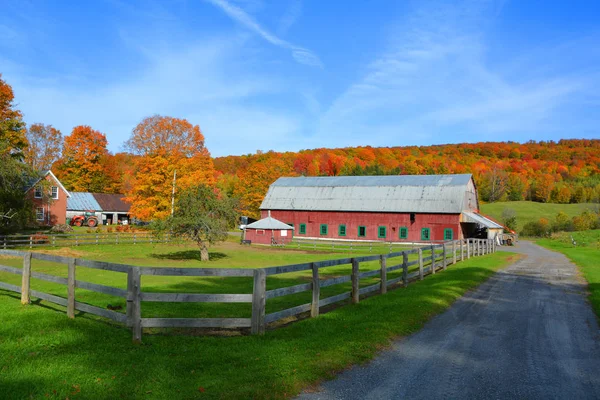 晴れた日の農村の家と秋の風景 — ストック写真