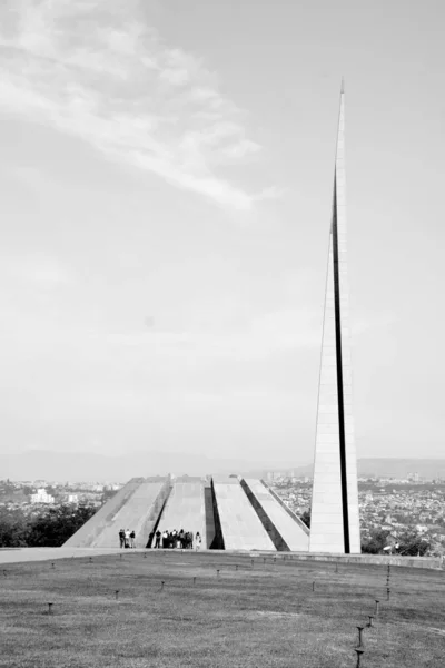 Tsitsernakaberd亚美尼亚种族灭绝纪念馆 Spire Tsitsernakaberd Armenian Genocide Memorial Complex 是亚美尼亚的官方纪念馆 纪念1915年奥斯曼政府对亚美尼亚人的种族灭绝受害者 — 图库照片