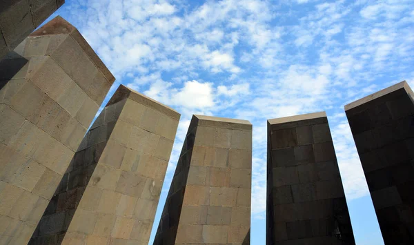 亚美尼亚种族灭绝纪念馆 Tsitsernakaberd Armenian Genocide Memorial Complex 是亚美尼亚奥斯曼帝国政府为纪念1915年亚美尼亚种族灭绝受害者而建造的官方纪念馆 — 图库照片