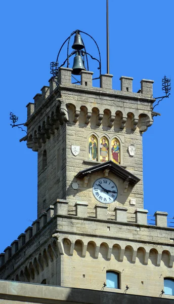 Gökyüzü Arkaplanındaki Saat Kulesi — Stok fotoğraf