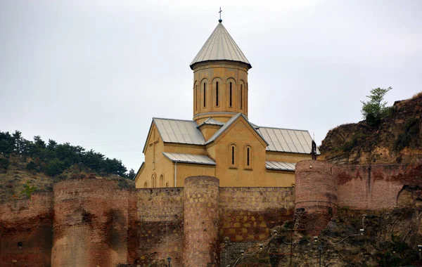 Tbilisi Georgia Pevnostní Zdi Narikala Starobylá Pevnost Výhledem Tbilisi Kostel — Stock fotografie
