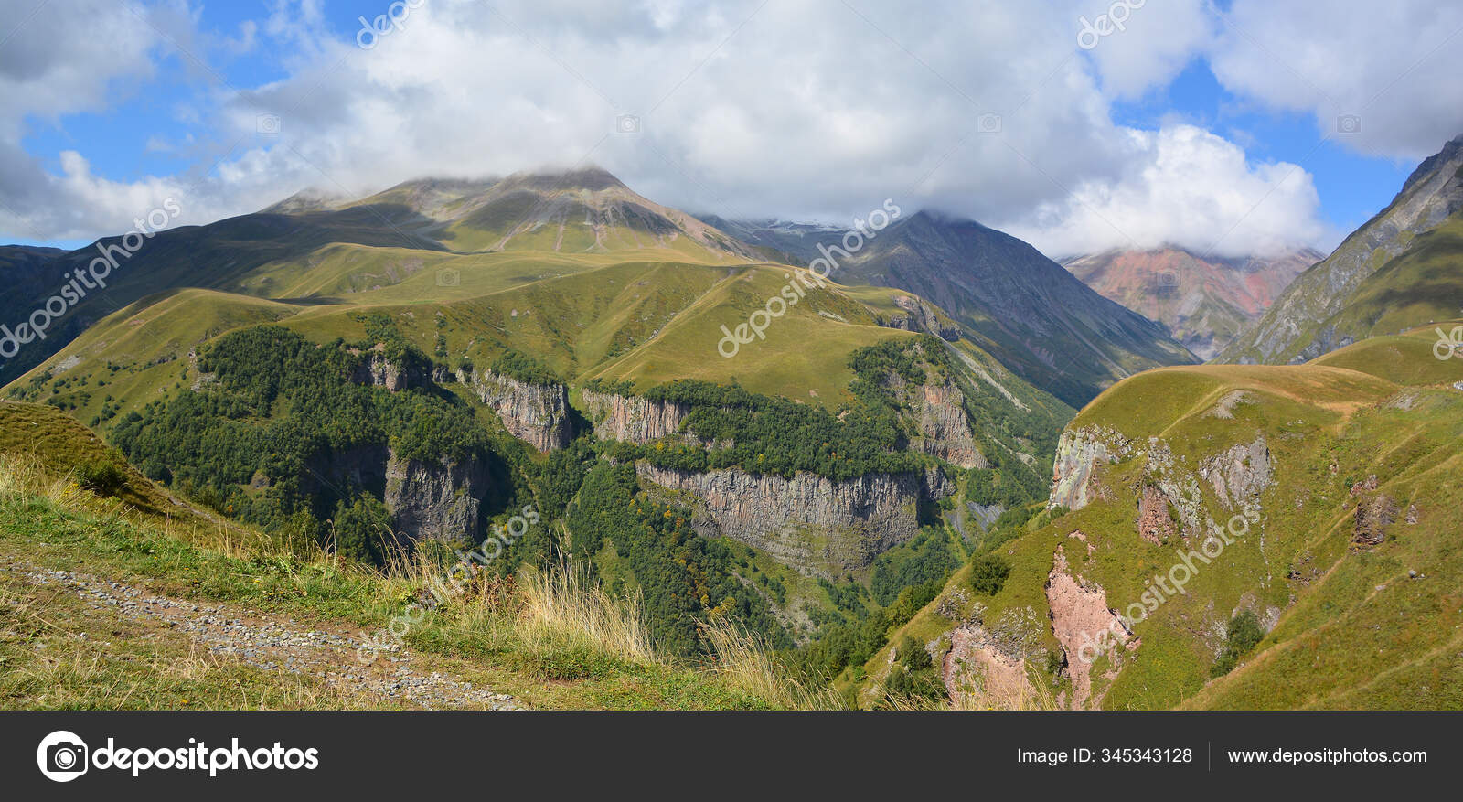 山夏风景秀丽森林茂密山峰高耸高加索主要的高加索山脊景观生物圈保护区旅游胜地东湾旅行和旅游的概念 图库照片 C Meunierd