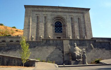 Ermenistan 'daki antik katedralin yakınındaki Hristiyan heykeli