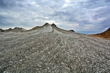 Gobustan 'da Bakü Azerbaycan yakınlarında çamur volkanları. Çamur yanardağı veya çamur kubbesi, çamur, çamur, su ve gazların püskürmesiyle oluşmuş bir toprak türüdür.
