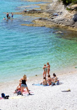 Sahilde bir grup insan.