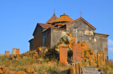 SEVAN ARMENIA 09 16 2019: Sevanavank, Ermenistan 'ın Gegharkunik Eyaleti' nde Sevan Gölü 'nün kuzeybatı kıyısında bulunan bir manastır kompleksi..