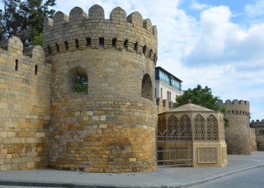 BAKU AZERBAIJAN 09 07 19: Icheri Sheher. Eski kalenin kapısı, UNESCO tarafından dünya mirası olarak sınıflandırılan duvarlarla çevrili Bakü 'nün en eski kısmı..