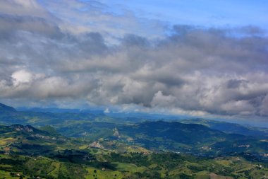 Dağ ormanı manzarası. Rus tatil köyü Gelendzhik yakınlarında..