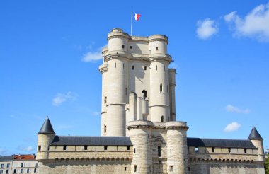 Vincennes Şatosu 'nun (Chateau de Vincennes) dış görünüşü - XIV - Fransa' nın Val-de-Marne bölgesi yakınlarındaki Vincennes kasabasındaki Fransız kraliyet kalesi.