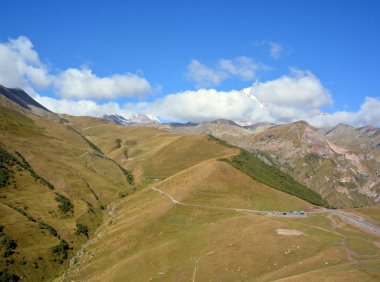 Kazbek Dağı, Gürcistan 'ın Kazbegi Bölgesi ve Rusya' nın Kuzey Osetya Cumhuriyeti sınırındaki Kafkasya 'nın en büyük dağlarından biridir.