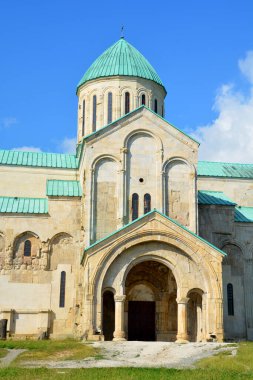 Gürcistan 'daki en büyük tapınaklardan biri ve tarihi rolünün en önemlilerinden biri. Kutaisi şehrinin birincil cazibesi..