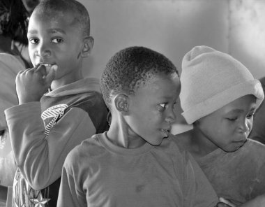 Swakopmund, Namibya, 09 Ekim 2014: Swakopmund 'un Mondesa gecekondu mahallesinde yaşayan kimliği belirsiz çocuk. Namibya 'da evlerin yaklaşık yüzde 27,6' sı yoksul olarak sınıflandırılıyor.