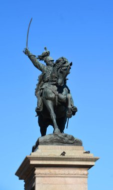 XIV. Louis Anıtı Versailles Sarayı önünde. Versailles Sarayı kraliyet şatosuydu. UNESCO 'nun Dünya Mirasları listesine eklendi