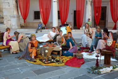 PULA CROATIA 05 22 2019: Pula Eski Kasabası 'nda turistler için Romalı gladyatör gibi giyinen erkekler, Roma' nın en iyi amfi tiyatrolarından biri olan Pula Arena olarak bilinen antik Roma binalarıyla tanınıyorlar.