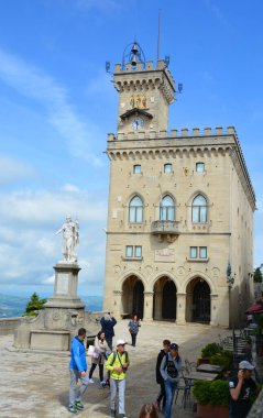 San Marino - 13 Ekim 2010 Belediye Binası ve merkez meydandaki Özgürlük Heykeli 