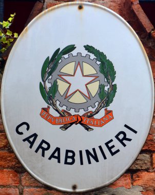 Carabineri İtalya 'da tuğla bina için imza attı