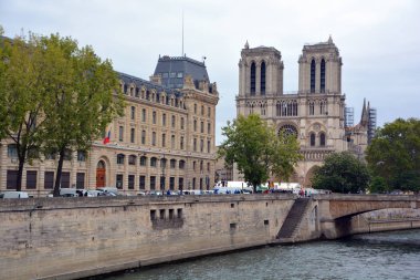 PARIS, FRANCE, 9 Temmuz 2016. Seine manzarası ve Notre Dame de Paris katedrali.