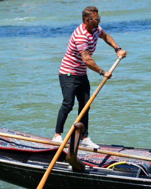 Sahilde kürek çeken bir adam.