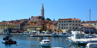 Rovinj. Hırvatistan. 08.18.16. Rovenj, Hırvatistan 'daki Istrian Yarımadası' nda. Ayrıca İtalyan ismi Rovigno 'yu da biliyor. Istrian yarımadasının batı kıyısında yer alan şehir, popüler bir turizm beldesidir..